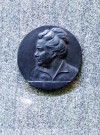 Барельеф небольшого размера также мжет быть выразительным. Все зависит от способностей скульптора. hspace=