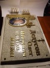Колумбарная доска из гранита с накладными буквами и барельефом из латуни в офисе. hspace=
